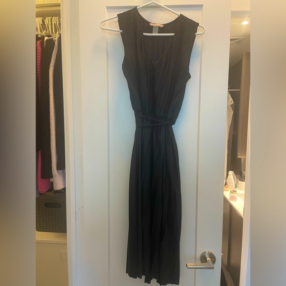 H&M Navy pleated dress with fabric belt. - Picture 1 of 2